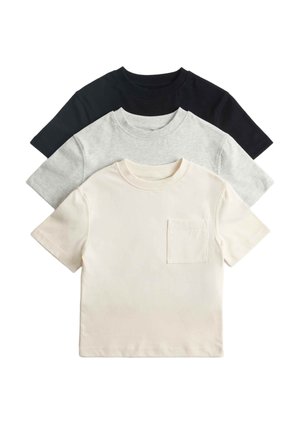Tres camisetas de manga corta y cuello redondo dobladas, apiladas, colores de delante hacia atrás: blanco roto con bolsillo en el pecho, gris claro y negro.