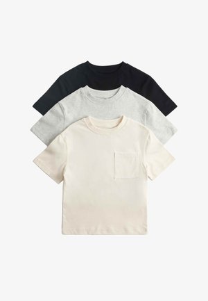 Trois t-shirts à manches courtes col rond pliés empilés, couleurs de l'avant vers l'arrière : écru avec poche poitrine, gris clair et noir.