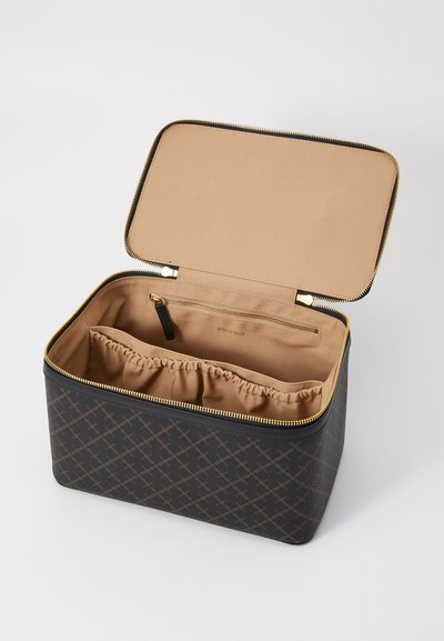 Ορθογώνια νεσεσέρ καλλυντικών σε σκούρο καφέ χρώμα με γεωμετρικό μοτίβο, χρυσό φερμουάρ και μπεζ εσωτερικό διαθέτοντας τσέπη με φερμουάρ και ελαστικές θήκες.
