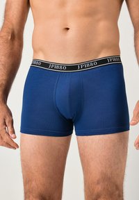 Calzoncillos bóxer azul marino hechos de tela elástica con una cintura negra elástica que presenta la marca blanca "JP1880". Textura suave.