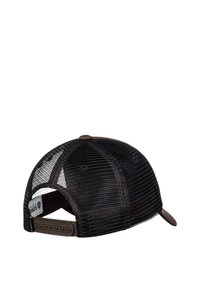 Casquette de baseball en maille marron avec une visière courbée, une sangle ajustable et des accents noirs. Présente une étiquette de logo sur le côté.