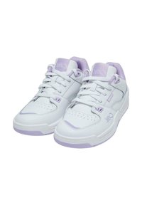 Sneakers bianche con accenti viola chiaro, dotate di tomaia in pelle liscia, punta perforata, colletto imbottito e suola testurizzata.