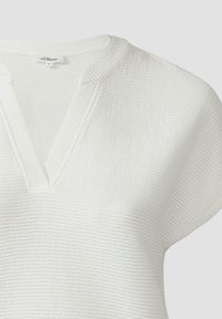 Witte top met een V-hals en korte mouwen, gemaakt van een textuur met ribstof. Het design bevat subtiele horizontale lijnen en heeft een ontspannen pasvorm.