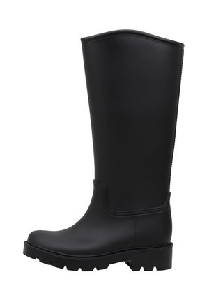 Bota alta de goma negra con puntera redondeada y suela gruesa con tacos, diseñada para uso impermeable al aire libre.