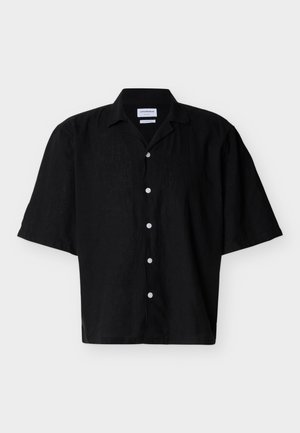 Černá košile s krátkými rukávy na knoflíky s bílými knoflíky a klasickým límečkem, položena naplocho na bílém pozadí.