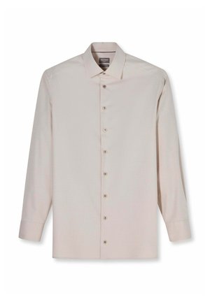 Beige Herren-Hemd mit langen Ärmeln, spitzem Kragen und durchgehender Knopfleiste, flach auf weißem Hintergrund präsentiert.