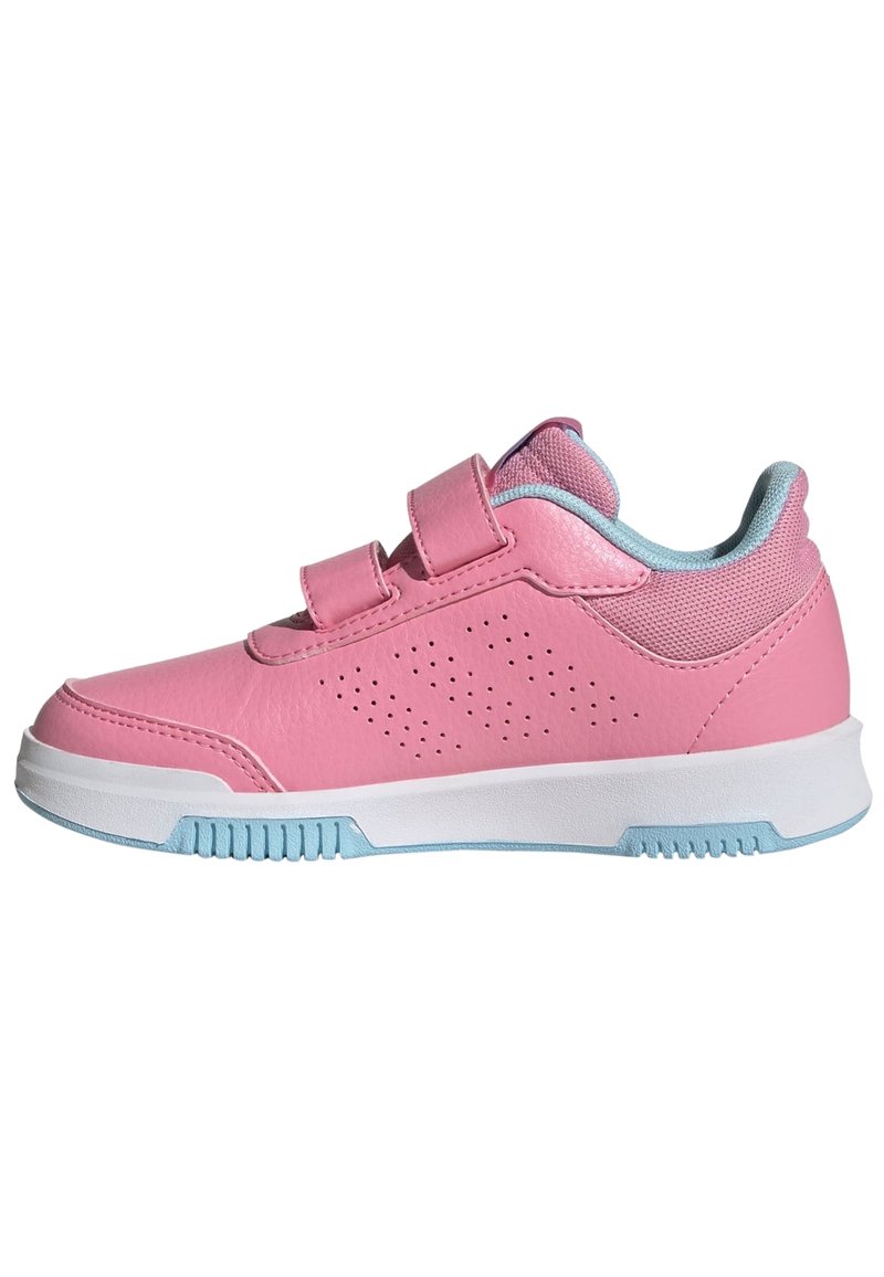 Zapatillas deportivas rosas con parte superior sintética lisa con perforaciones, tiras de velcro y suela blanca con detalles en azul claro.