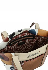 Bolso de mano de cuero multicolor con un interior estampado, bolsillo con cremallera en la parte superior y detalle de logo. Cuenta con asas cortas y acentos texturizados.