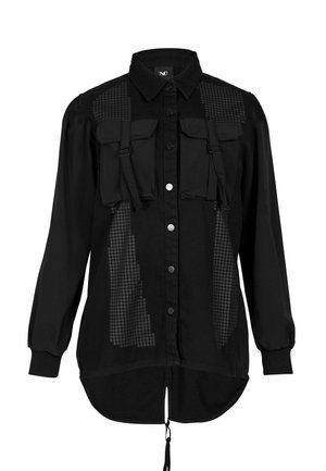 Cămașă neagră cu mâneci lungi, nasturi în față, două buzunare la piept, panouri din plasă cu puncte, bretele reglabile, mâneci cu manșete și tiv cu șnur de strângere.