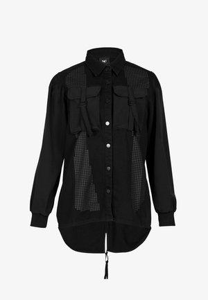 Cămașă neagră cu mâneci lungi, nasturi în față, două buzunare la piept, panouri din plasă cu puncte, bretele reglabile, mâneci cu manșete și tiv cu șnur de strângere.