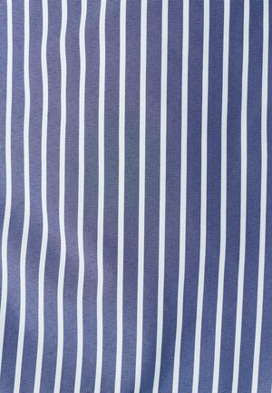 Marineblaue und weiße Stoff mit vertikalen Linien in unterschiedlichen Breiten. Glatte Textur, leichtes Material, verwendet für Kleidung oder Wohnkultur.