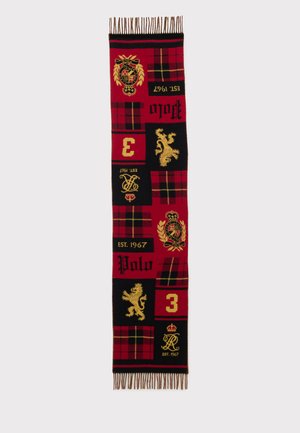 Lang rød og sort ternet tørklæde med gyldne løver, våbenskjolde, nummer 3, tekst "Polo" og "EST. 1967", samt frynser i begge ender.