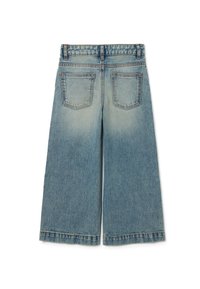 Jeans de mezclilla anchos de color azul claro con un acabado desgastado, que cuentan con dos bolsillos traseros, una cinturilla clásica y detalles de dobladillo deshilachado.