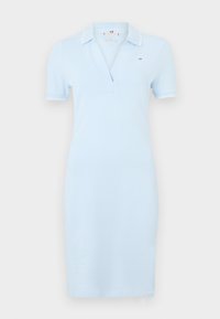 Lyseblå polo kjole laget av mykt stoff, med V-hals, korte ermer og hvit kant på kragen og ermene.