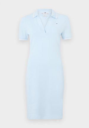Hellblaues Polokleid aus weichem Stoff mit V-Ausschnitt, kurzen Ärmeln und weißen Akzenten am Kragen und den Ärmeln.
