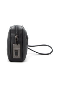Borsa in pelle nera testurizzata con chiusura a zip, forma rettangolare e tracolla rimovibile, con un accento argento che riporta il nome del marchio.