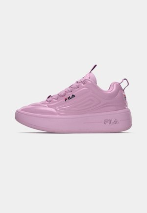 Rosa atletiska sneakers med en slät, matt yta, med en texturerad paneldesign och en framträdande logotyp på sidan.