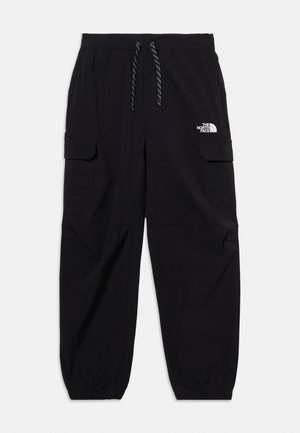 Pantalones cargo negros con puños elásticos, bolsillos frontales laterales, cintura con cordón ajustable y el logo blanco de The North Face en el muslo derecho.