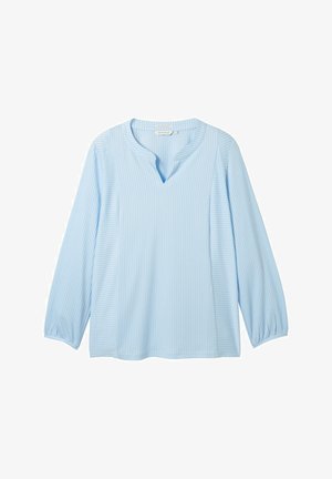 Bluză bleu deschis cu dungi verticale, decolteu în V și mâneci trei sferturi. Fabricată dintr-un material neted, cu un croi lejer.