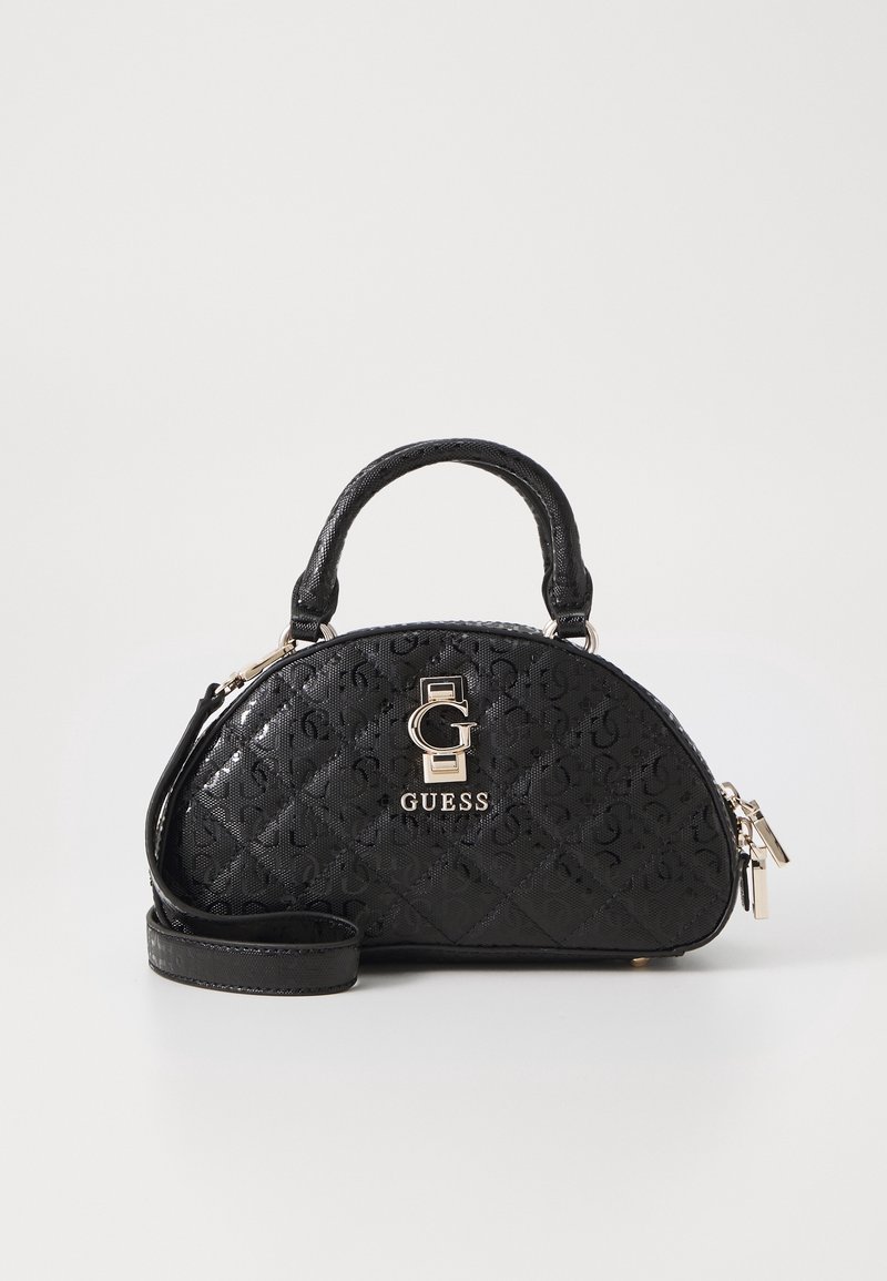 Sac à main matelassé noir semi-circulaire avec doubles poignées, fermeture éclair dorée et plaque logo Guess sur le devant, avec bandoulière amovible.