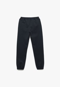 Marineblå sweatpants lavet af blød bomuldsmix, med elastisk talje og tapered manchetter. Glat tekstur uden synlige mønstre eller udsmykninger.