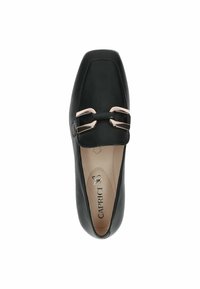 Mocassin en cuir noir avec un embout carré et un détail de boucle en métal doré sur le dessus, semelle intérieure beige avec la marque "Caprice" bien visible.