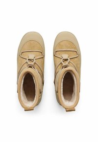 Brune ankelstøvler med et ydre i ruskind og glat læder, rund tå, elastiske snørebånd, blødt indre for og strop i ryggen for nem påtagning.