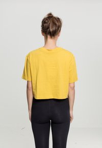 Urban Classics LADIES SHORT OVERSIZED TEE - Lihtne T-särk - honey