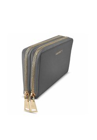 Billetera de cuero gris con dos cremalleras doradas y etiquetas, que presenta una superficie texturizada y un logo grabado en la parte frontal.