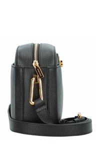 Zwarte leren schoudertas met een gestructureerd oppervlak, gouden rits en hardware. Zijaanzicht toont een verstelbare riem en een opvallend ritsdetail.