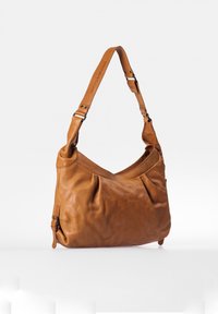 Bruine leren schoudertas met een zachte textuur, geplooid ontwerp, verstelbare schouderband en zijvak. Ronde vorm met minimalistische hardware accenten.