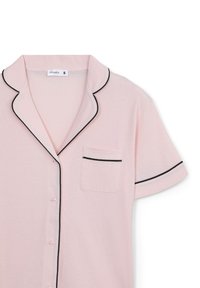 Maglietta da pigiama a maniche corte di color rosa chiaro con rifiniture nere lungo il colletto e la tasca. Presenta bottoni e una piccola tasca sul petto.