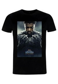Černé bavlněné tričko s centrálním grafickým motivem postavy v černém obleku, s složitými texturami a dramatickým pozadím.