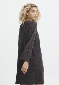 Lang, mørkegrå uld sweaterkjole med brede ærmer, let oversized pasform og en blød tekstur. Rent design med en buet halsudskæring.