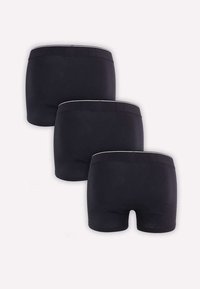 Shorts de boxe noirs en pack de trois, fabriqués en tissu doux, avec une ceinture élastique blanche et une conception ajustée.
