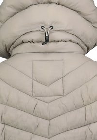 Beige Daunenjacke mit einem Chevron-Steppmuster, ausgestattet mit einem hohen Kragen und einem verstellbaren Zugband mit schwarzem Zubehör.