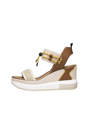 Sandale compensée beige et marron avec bride en mesh sur les orteils, semelle épaisse blanche, bride de cheville avec cordon jaune et stoppeur, design sportif moderne.