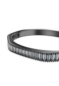 Pulsera de puño negra con una variedad de piedras rectangulares claras engastadas en un ajuste de garra, que exhibe una superficie lisa y pulida.