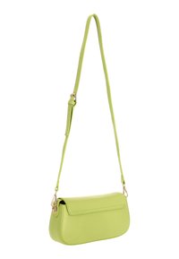 Borsa a tracolla verde in pelle vegana con una texture liscia, chiusura a patta e tracolla regolabile. Caratterizzata da dettagli in metallo dorato.