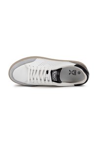 Sneaker in pelle bianca con accenti grigi e neri, punta rotonda, design perforato, lacci piatti e suola in gomma. Etichetta della taglia visibile all'interno.