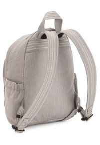 Grå lærred rygsæk med stribede stofremme, en håndtag på toppen, sidelomme og en struktureret, let afrundet form.