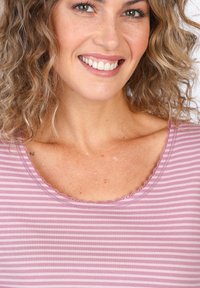 Helles rosa gestreiftes Hemd mit gewelltem Ausschnitt. Glatter Stoff, kurze Ärmel, taillierte Passform und sichtbare Haut unter dem Kragen.