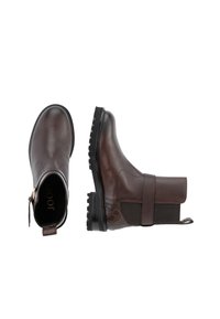 Braune Leder-Ankle Boots mit glatter Oberfläche, elastischen Seitenpaneelen, einem Riemenakzent und robusten Sohlen, mit einem Logo im Inneren.