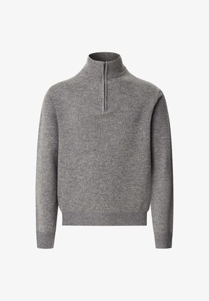 Maglione grigio a maglia con colletto alto, dotato di zip a quarto di giro e polsini a coste. Texture morbida con leggera variazione di tonalità.