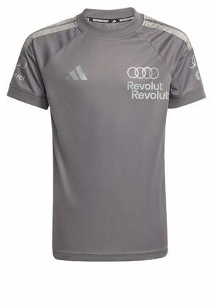 Šedé tričko s krátkým rukávem Adidas Motorsport s logem Audi kroužky, nápisem Revolut a logem Castrol na rukávech.