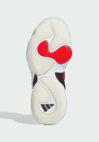 Sola di scarpa sportiva con una base in gomma bianca testurizzata, accenti neri e un motivo rosso in gomma prominente, con design inclinati e curvi.