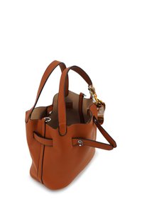 Bruine lederen tote bag met een gestructureerde afwerking, voorzien van twee handvatten bovenaan, een decoratieve sjaal en contrasterende zwarte biezen.