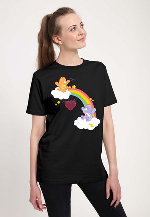 Czarny t-shirt z kolorową grafiką przedstawiającą tęczę, dwa kreskówkowe misie na chmurach, gwiazdy i serce. Miękka tkanina, luźny krój.