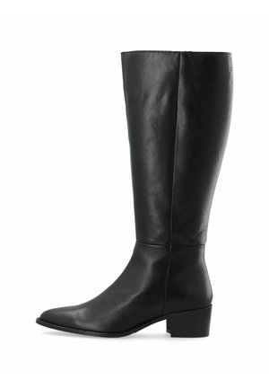 Bottes noires montantes en cuir lisse avec un bout pointu et un talon bloc. Présente une finition soignée et un minimum de détails.