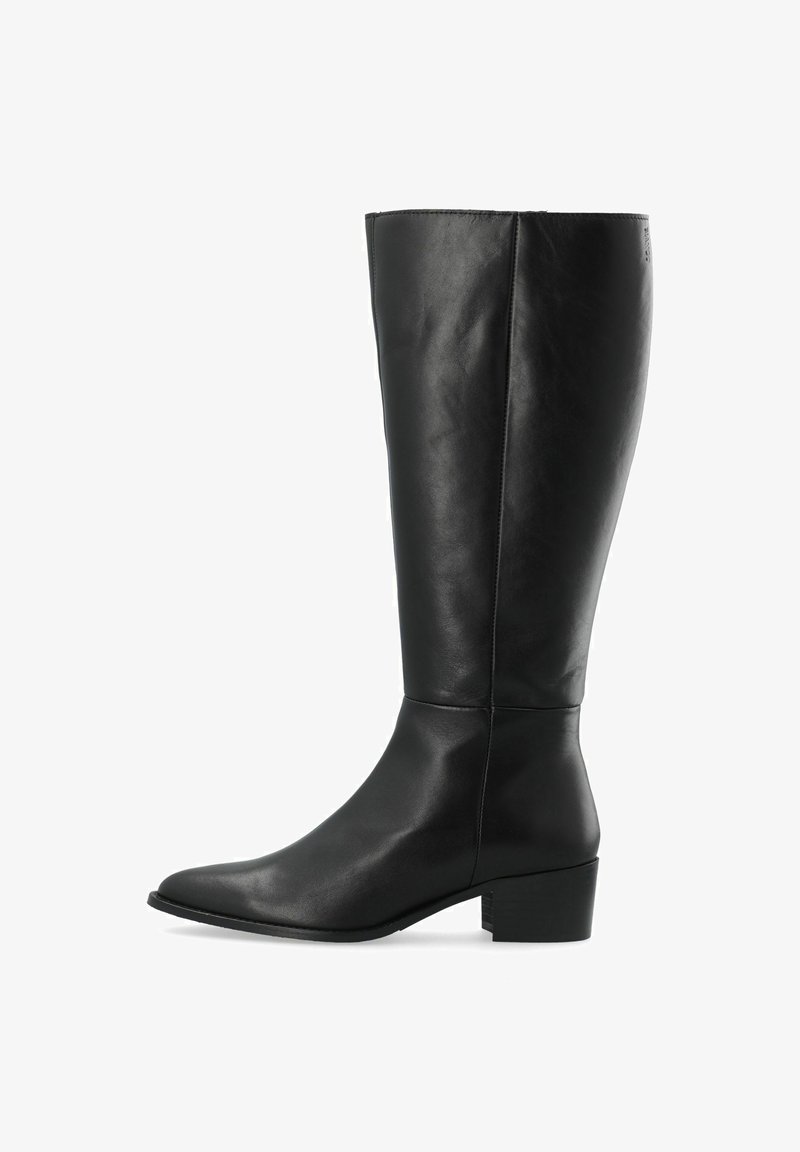 Bottes noires montantes en cuir lisse avec un bout pointu et un talon bloc. Présente une finition soignée et un minimum de détails.